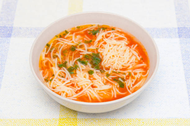 토마토 수프 누들 - tomato soup red basil table 뉴스 사진 이미지