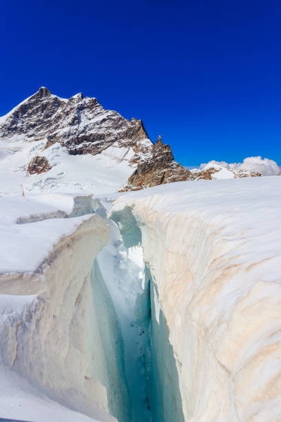 crevasse près de jungfraujoch dans l’oberland bernois, suisse - crevasse glacier snow european alps photos et images de collection