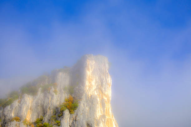 rocher par un matin clair - mountain rock sun european alps photos et images de collection