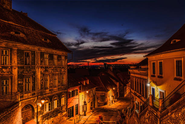medieval street of lower old town sibiu at night - europe bridge editorial eastern europe imagens e fotografias de stock