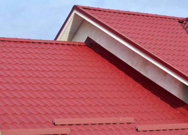 das dach des hauses ist mit metallziegeln bedeckt - red tile stock-fotos und bilder