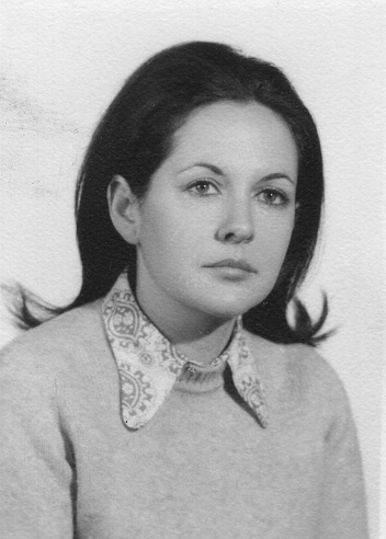 Black and White Vintage studio headshot from the 60s, young woman looking away