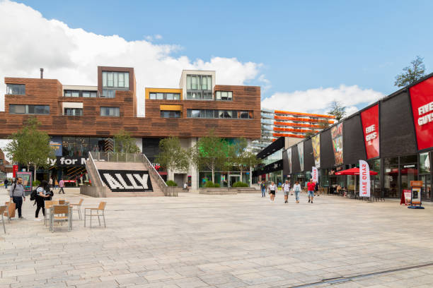 moderna plaza comercial en el centro de almere, flevoland. - almere fotografías e imágenes de stock