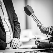 journalisten-interview-sprecher-beantwortet-fragen.jpg?b=1&s=170x170&k=20&c=h5oMfsIzjXnHvRx3UsSjZInLG3pHazy5potA5wx27EY=