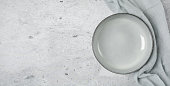 leere-schwarze-schieferplatte-auf-grauem-steintisch-und-serviette.jpg?b=1&s=170x170&k=20&c=OXjj4kztF4CWfkiIcfp4iK-WgRgN38HLtIIZRksLL-4=