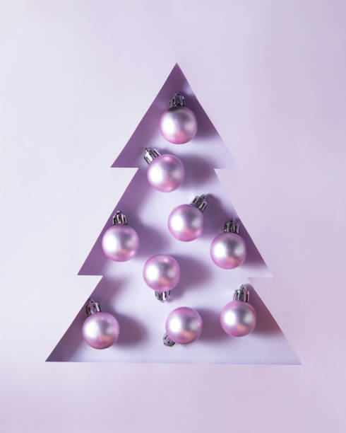 ラベンダーの背景にクリスマスボーブル。紫色のクリスマスツリーのアイデア。ミニマルな新年のコンセプト。クリエイティブフラットレイ。 - still photography ストックフォトと画像