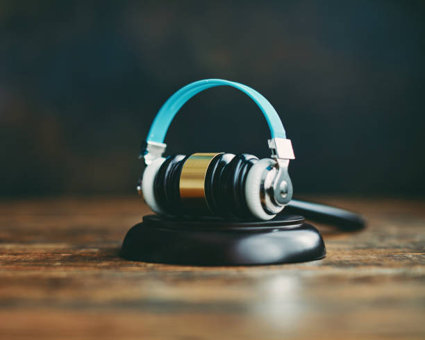gavel con auriculares. concepto de cuestiones legales y la industria de la música - american justice audio fotografías e imágenes de stock