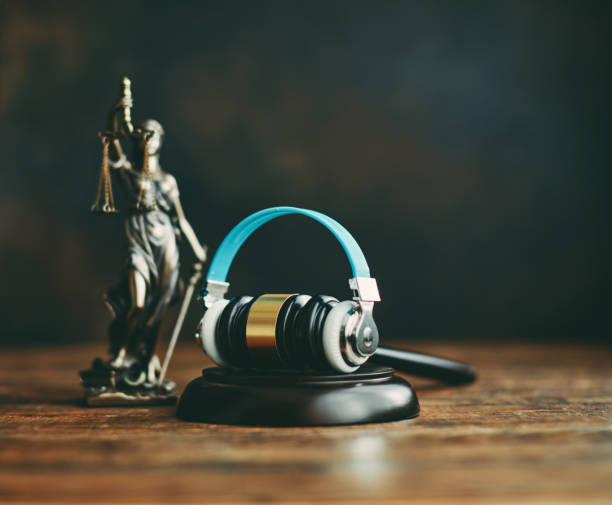 gavel con auriculares y lady justice. concepto de cuestiones legales y la industria de la música - american justice audio fotografías e imágenes de stock