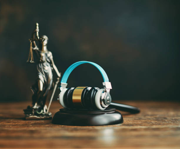gavel with headphones and lady justice. concept of legal issues and the music industry - american justice audio imagens e fotografias de stock