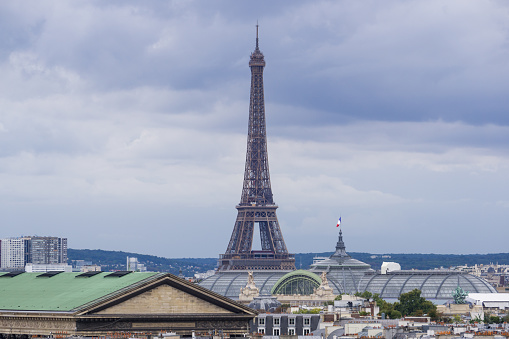Skyline of Paris with the Eiffel Tower as the protagonist with the horizon in the background. Photograph taken from the terrace of Galerias Lafayette en París.