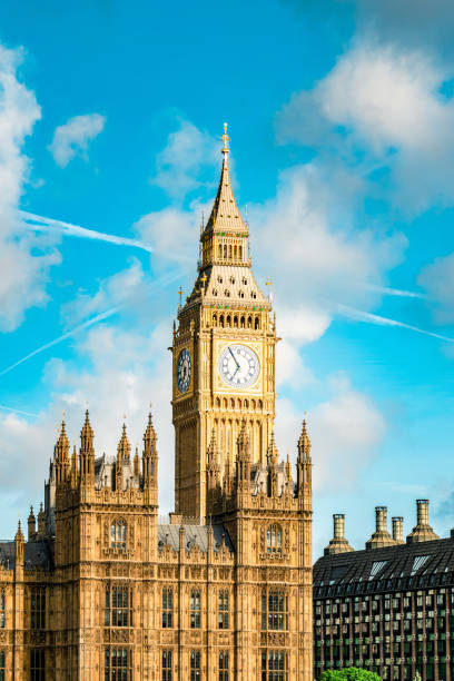 eines der berühmtesten gebäude der welt steht stolz über london - london england skyline big ben orange stock-fotos und bilder