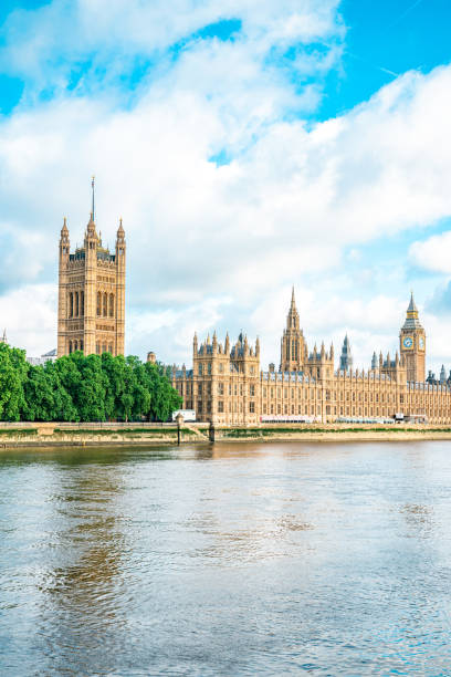 blick auf das house of parliament bei sonnenuntergang, london - london england skyline big ben orange stock-fotos und bilder