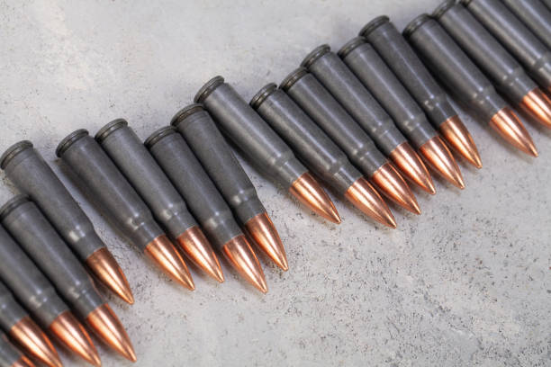 kalashnikov ak gun 7,62 mm bullets - full metal jacket imagens e fotografias de stock