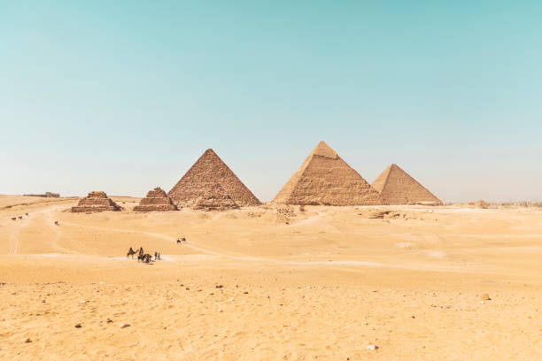 der archäologische komplex der großen ägyptischen pyramiden befindet sich auf dem hochplateau von gizeh. pyramiden von chephren khafra und cheops khufu und mikerina menkaura. kairo, ägypten. - pyramid of chephren stock-fotos und bilder