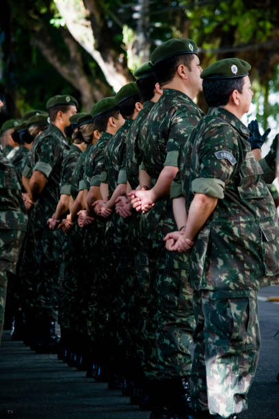 soldados del ejército brasileño durante desfile militar en celebración de la independencia de brasil en la ciudad de salvador, bahía. - battalion fotografías e imágenes de stock