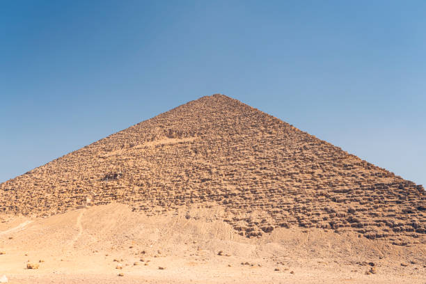 la pyramide du nord est la plus grande des trois grandes pyramides situées sur le territoire de la nécropole de dahshur. c’est la troisième plus haute pyramide d’égypte, après khéops et khafra à gizeh. - saqqara egypt pyramid shape pyramid photos et images de collection