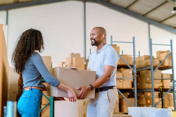 magazzino logistico, b2b e cliente in magazzino spedizioni, fabbrica al dettaglio e negozio industriale. responsabile del settore, lavoratore e leader con prodotto, scatola di carico e consegna nella catena di approvvigionamento manifatturiera - warehouse storage room chain freight transportation foto e immagini stock