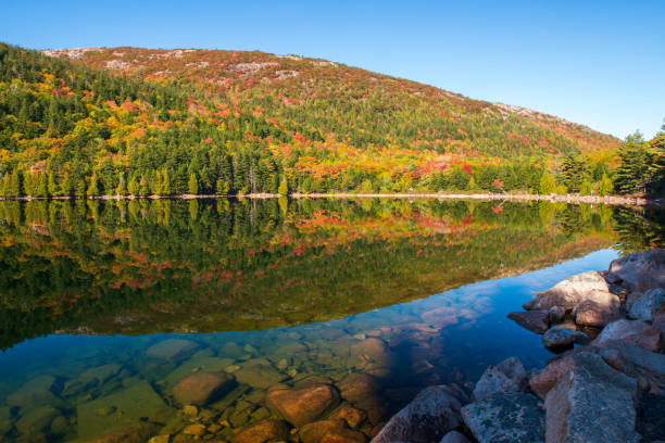 jordan pond in fall - jordan imagens e fotografias de stock