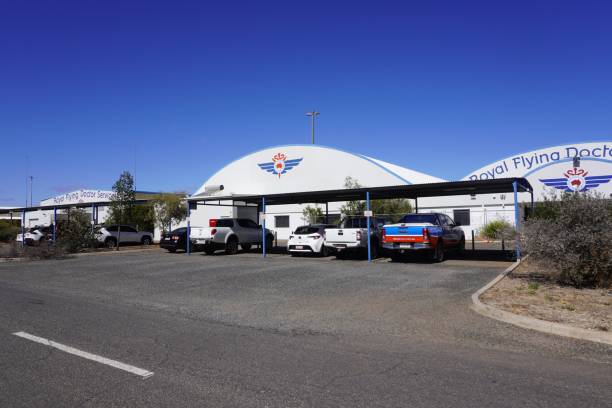 royal flying doctor base en el aeropuerto de alice springs - alice springs public building outdoors horizontal fotografías e imágenes de stock