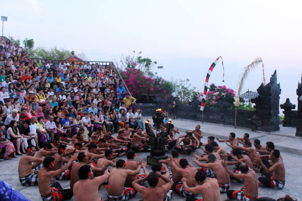 actuación de danza tradicional balinesa kecak en uluwatu - art theatrical performance bali indonesia fotografías e imágenes de stock