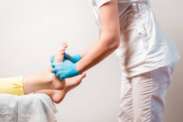 podolog masuje stopy klienta. zbliżenie nóg i rąk mistrza. miejsce na kopiowanie. pojęcie pedicure i chiropody - podiatry chiropody toenail human foot zdjęcia i obrazy z banku zdjęć