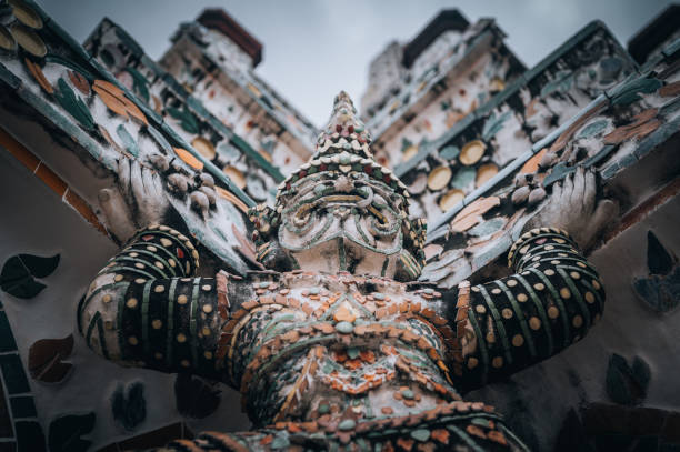 statua del demone guardiano a wat arun (tempio dell'alba) - wat thailand demon tourism foto e immagini stock