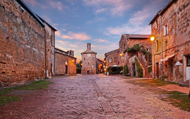 Sovana, Grosseto, Tuscany, Italy: ancient square in the old town of the medieval village founded in Etruscan times Sovana, Grosseto, Tuscany, Italy: ancient square in the old town of the medieval village founded in Etruscan times pitigliano stock pictures, royalty-free photos & images