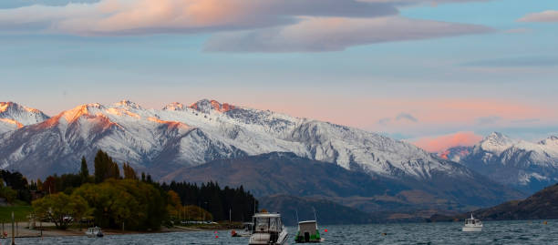 bela vista panorama da paisagem alpina com vista para a neve na montanha da noite como lago na cena do outono - sunrise new zealand mountain range mountain - fotografias e filmes do acervo