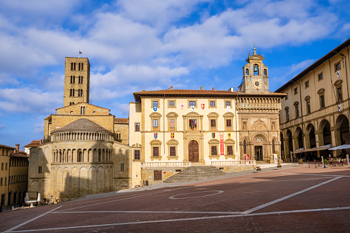 Piazza Grande in Arezzo, one of the most beautiful Italian squares, is surrounded by several historic buildings, such as the Palazzo della Fraternita dei Laici and the Church of Santa Maria Assunta.