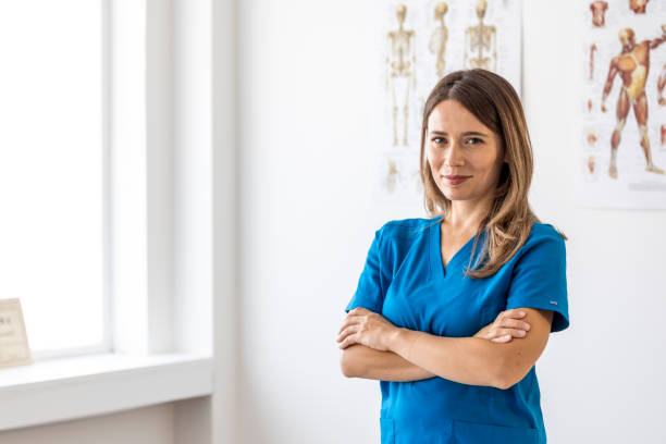 ritratto di infermiera femminile che indossa scrub in ospedale - physicians assistant foto e immagini stock