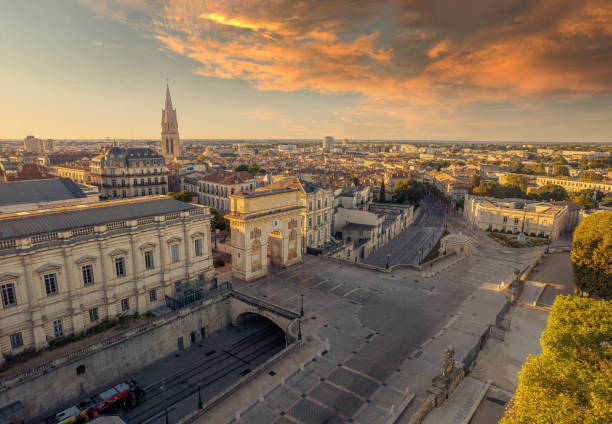 vista aérea de la porte du peyrou y la ciudad de montpellier al amanecer, francia. - peyrou fotografías e imágenes de stock