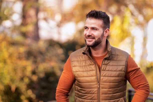 自信のある男が秋にパルトクの外に立っている - sweater vest ストックフォトと画像