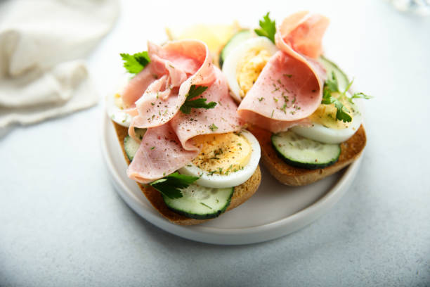 bocadillos con jamón y huevo - salad breakfast cooked eggs fotografías e imágenes de stock