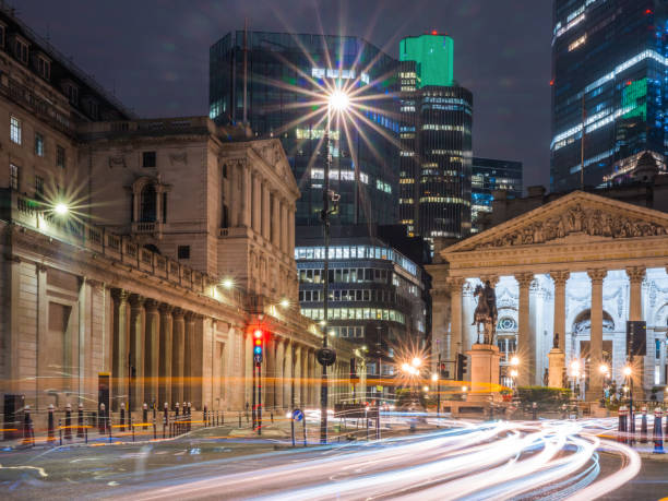 런던 은행 (london bank of england)은 밤에 도시 고층 빌딩이 내려다 보입니다. - bank of england 뉴스 사진 이미지