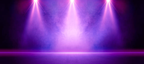 暗いステージショー、濃い紫色、色とりどりの背景、空の暗いシーン、ネオンライト、スポットライトアスファルトの床と煙のあるスタジオルームは、ディスプレイ製品のインテリアテクス� - stage light stage stage theater light ストックフォトと画像