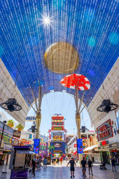 zgiełk tłumów w ciągu dnia na słynnej fremont street w samym sercu las vegas z kasynami, neonami i rozrywką uliczną - downtown las vegas fremont street experience nevada las vegas metropolitan area zdjęcia i obrazy z banku zdjęć