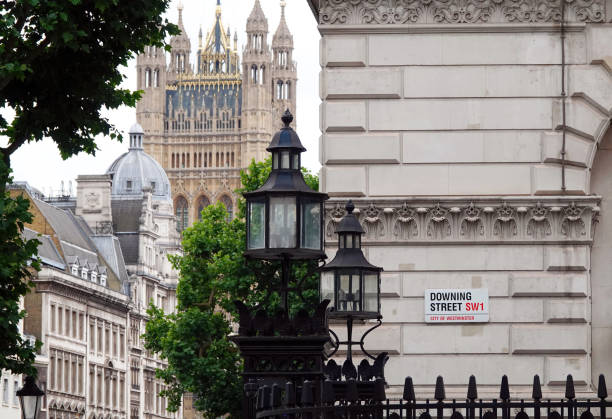 downing street sign on the wall of a building in westminster, london. - opposition party imagens e fotografias de stock