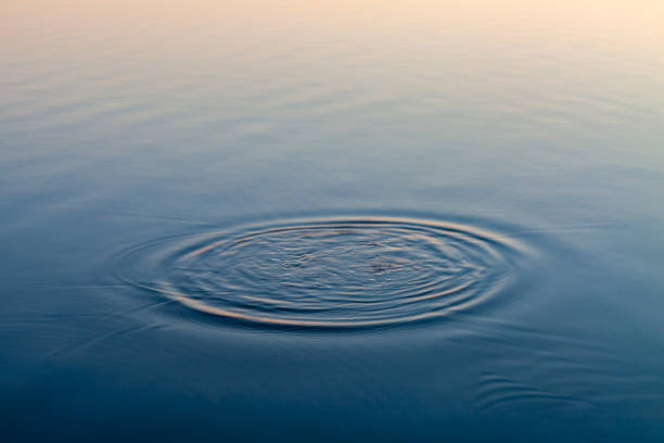물 위의 원 위에 둥근 물방울. - lake sea seascape water 뉴스 사진 이미지