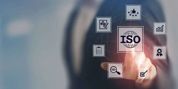 iso standards qualitätskontrolle, sicherung und garantie business technology konzept. berühren sie den bildschirm mit iso- und globussymbolen auf intelligentem hintergrund. iso-standard-zertifizierung. modernes iso-banner. - quartermaster stock-fotos und bilder