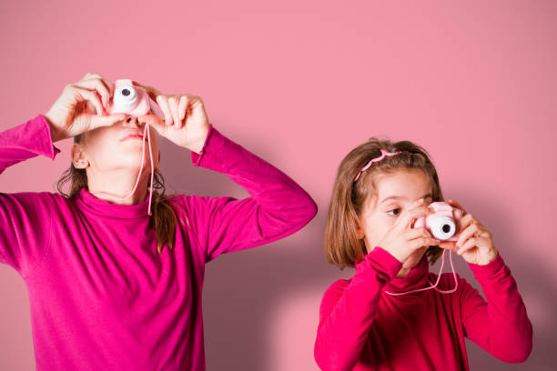 petites filles prenant des photos à l’aide d’un appareil photo jouet - toy camera photos et images de collection