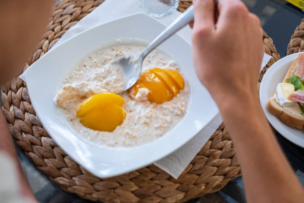 breakfast with oatmeal - fotografia de stock