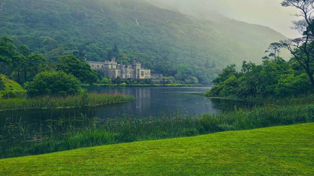 Rainy Day at Kylemore Abbey A typical Irish spring at the beautiful Kylemore Abbey Co. Galway, Ireland kylemore abbey stock pictures, royalty-free photos & images