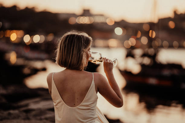vinho do pôr do sol bebendo no porto - white wine wine white glass - fotografias e filmes do acervo