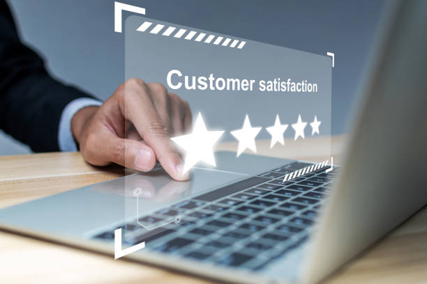 businessman hand touching on digital laptop computer with five star rating to review good feedback on checklist box in meeting room office, online marketing, good experience, customer feedback concept mano de hombre de negocios tocando en computadora portátil digital con calificación de cinco estrellas para revisar buenos comentarios sobre la caja de verificación en la oficina de la sala de reuniones, marketing en línea, buena experiencia, concepto