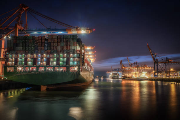 buque de contenedores en el puerto de hamburgo - hamburg germany elbe river illuminated freight transportation fotografías e imágenes de stock