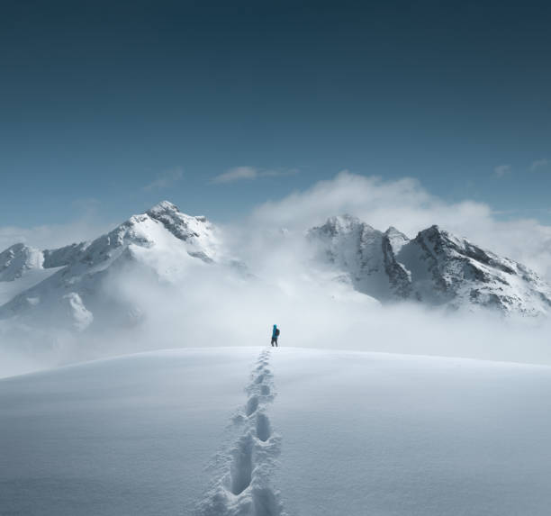 山のハイキング - snowcapped mountain mountain range snow ストックフォトと画像