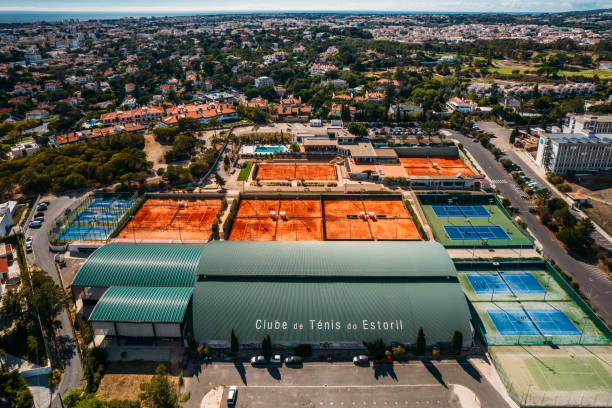 vista aerea drone dei campi da tennis di estoril a estoril, portogallo in una giornata di sole - open foto e immagini stock