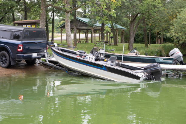 sur l'eau - boat launch photos et images de collection