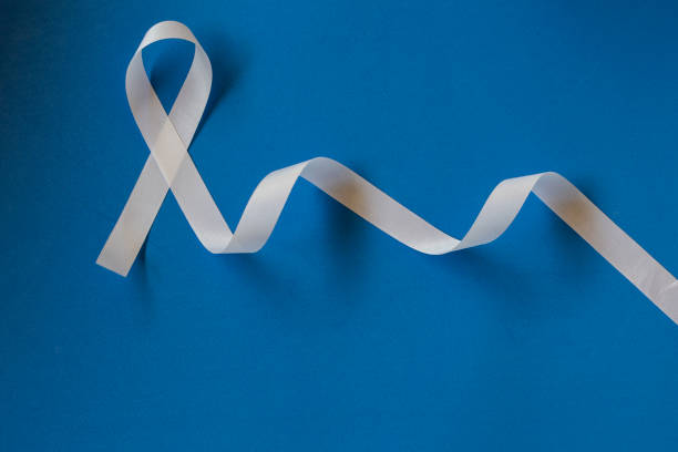 janvier blanc, campagne de sensibilisation à la santé mentale. ruban blanc sur fond bleu - january photos et images de collection