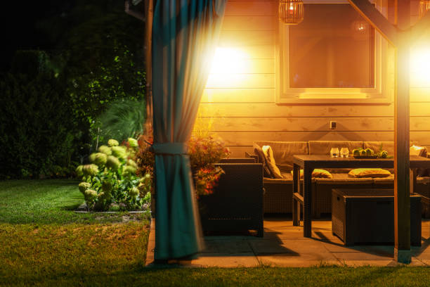 patio confortable le soir - porch light photos et images de collection
